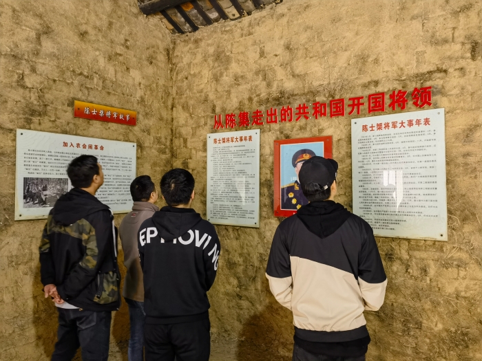 荊門(mén)分院青年幹部小(xiao)組開展“清明追思(si)，緬懷先烈”活動02