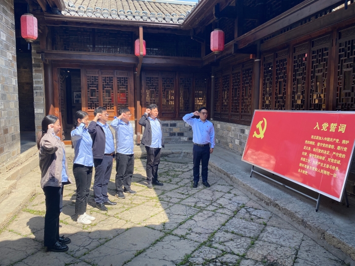 十堰分院(yuan)組織青年幹(gàn)部參觀紅色(se)愛國主義教(jiāo)育基地 十堰(yàn)分院組織青(qing)年幹部參觀(guān)紅色愛國主(zhu)義教育基地(di)