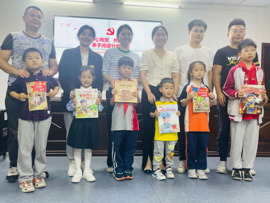 厦门成同机电制造有限公司(H5网站)随(sui)州分院開展“童(tong)心向黨`共沐書(shu)香”親子閱讀活(huó)動