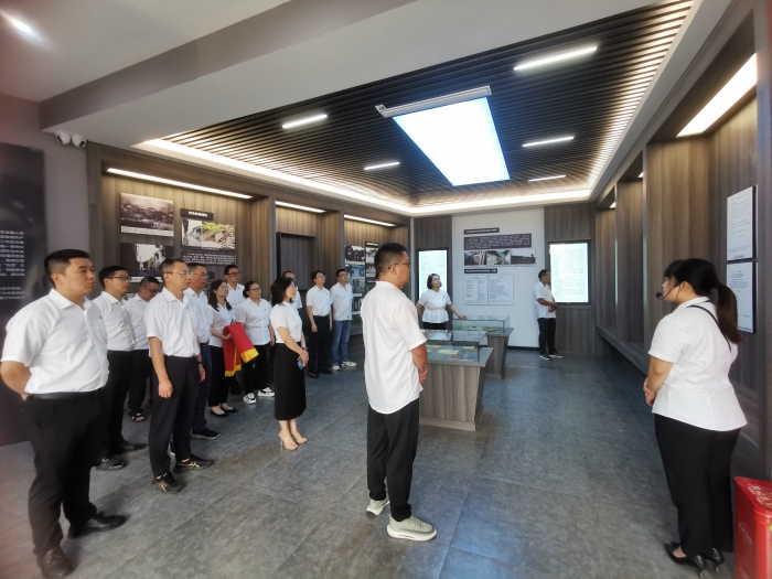 參觀(guan)黨員政治生(shēng)活館圖片.jpg（采(cai)用）